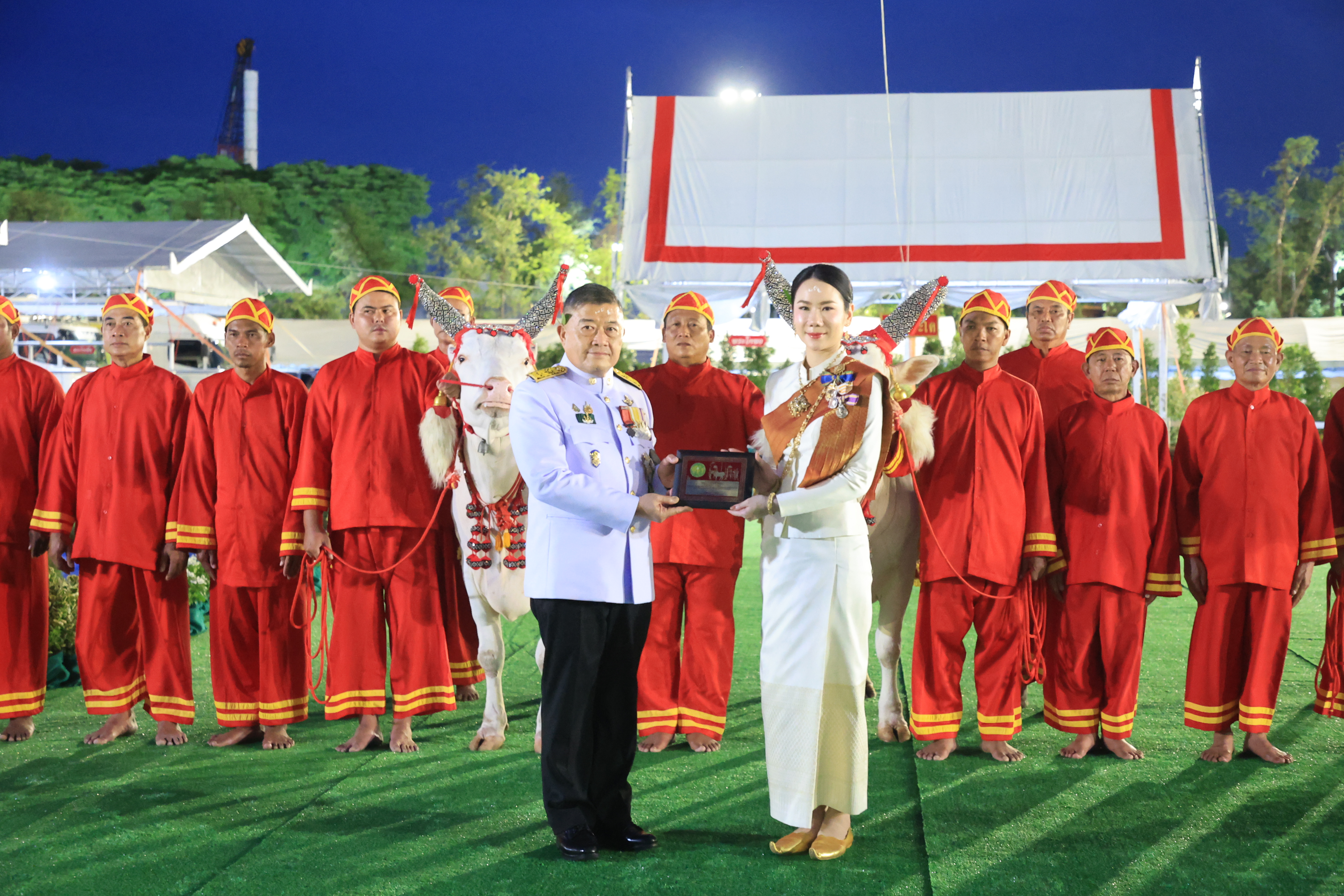 title - ปลัดเกษตรฯ ผู้ทำหน้าที่พระยาแรกนา พร้อมด้วยเทพีคู่หาบทองและเทพีคู่หาบเงิน ทำพิธีล้างมือพระยาแรกนา และเจิมหน้าพระโค